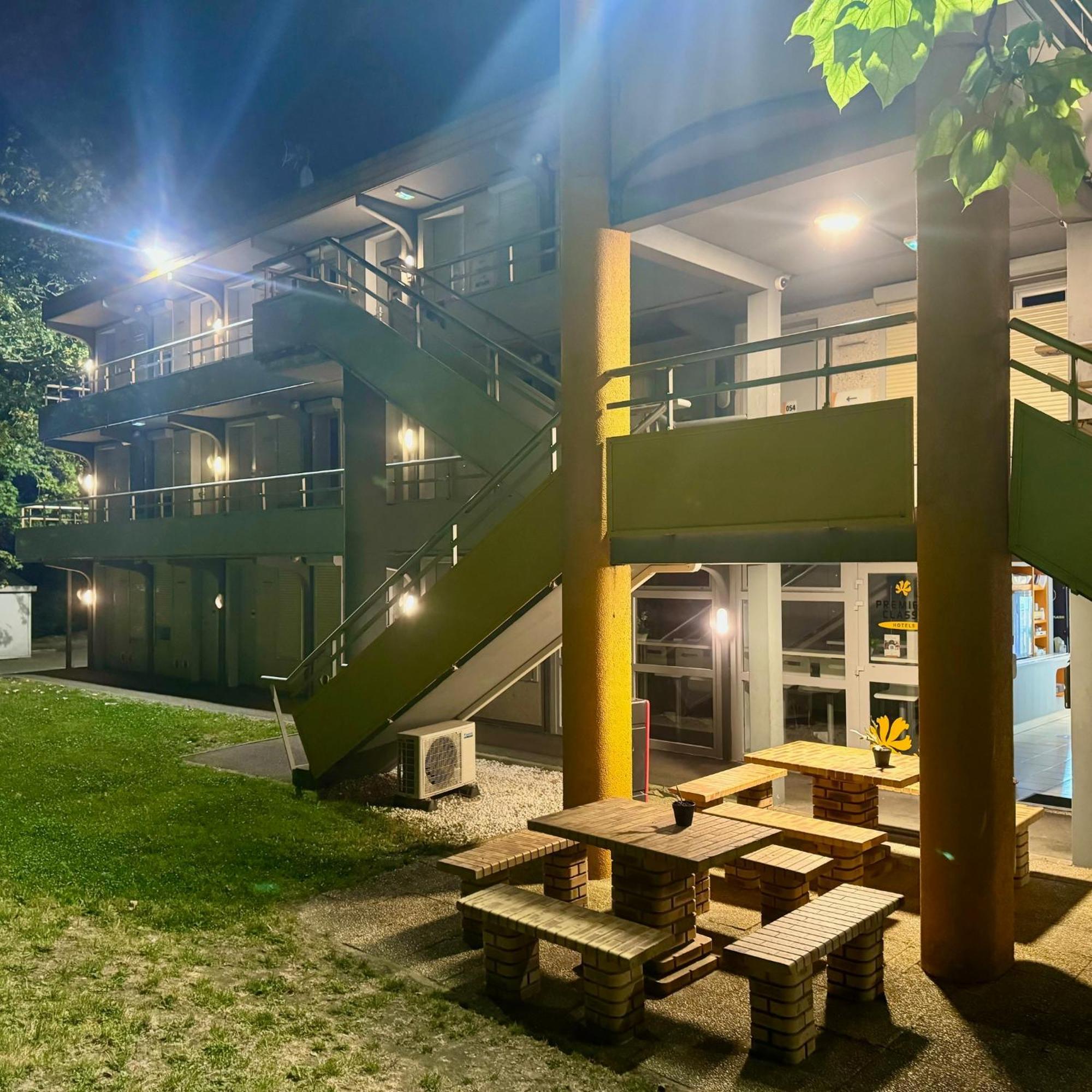 Premiere Classe St Quentin en Yvelines Elancourt Trappes Exterior foto